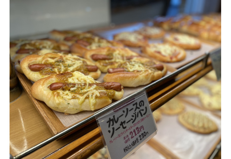 カレーソースのソーセージパン